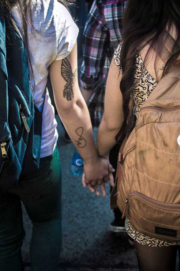 Dos mujeres de la mano en Chile