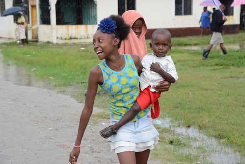 Mujer con un niño en la Comunidad San Juan, Honduras