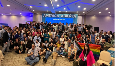 More than 100 participants of governments and civil society, behind it reads "America Abierta", Conference 2022
