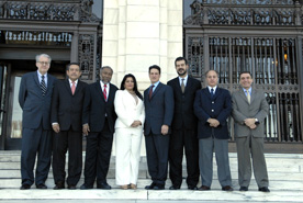 De izquierda a derecha: Comisionado Páulo Sérgio Pinheiro; Comisionado Florentín Meléndez, Comisionado Clare K. Roberts; Comisionada Luz Patricia Mejía; Comisionado Paolo Carozza; Comisionado Felipe González; Comisionado Víctor Abramovich; Secretario Ejecutivo, Santiago A. Canton.