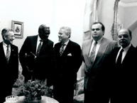 El Presidente de la CIDH, John Donaldson; el Secretario Ejecutivo Adjunto, David Padilla; y el abogado especialista para Bolivia, Milton Padilla; en una reunión con el Presidente de Bolivia, Gonzalo Sánchez de Lozada. 