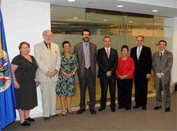 De izquierda a derecha: Comisionada Dinah Shelton; Comisionado Páulo Sérgio Pinheiro; Comisionada Luz Patricia Mejía; Comisionado Felipe González; Comisionado Rodrigo Escobar Gil; Comisionada María Silvia Guillén; Comisionado José de Jesús Orozco; Secretario Ejecutivo, Santiago A. Canton.