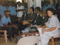 Visita a Fort Dimanche. Sentados, Mayor Isidore Pongnon (funcionario de gobierno), Monique Covington (Intrprete), Patrick L. Robinson, Christina Cerna y Diana P. Decker