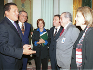 Hugo Chávez Frías, Presidente de Venezuela; Jorge Dugarte Contreras, Agente del Estado venezolano para los Derechos Humanos ante el Sistema Interamericano e Internacional, Comisionada Susana Villarán; Secretario Ejecutivo de la CIDH, Santiago A. Canton; Comisionado Julio Prado Vallejo y Comisionada Marta Altolaguirre, en el Palacio de Miraflores. Reunión celebrada durante la visita del a CIDH a Venezuela en mayo de 2002.